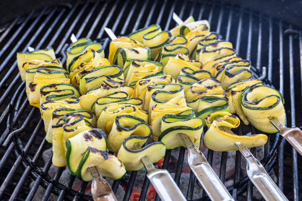 Zucchini and squash skewers on the grill.